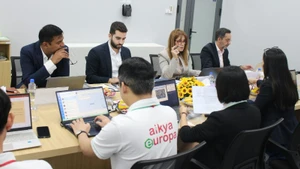 Chuyên gia nước ngoài làm việc tại Nhà máy Dược phẩm Aikya Vĩnh Long.