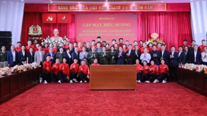 Các đồng chí lãnh đạo Bộ Công an và lãnh đạo Bộ Văn hóa, Thể thao và Du lịch chụp ảnh lưu niệm với các huấn luyện viên, vận động viên của Thể thao Công an nhân dân.