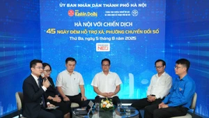 Các đại biểu trao đổi kinh nghiệm về chuyển đổi số trong vận hành chính quyền địa phương 2 cấp.