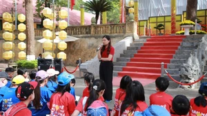 Khách du lịch đến với di sản Hoàng thành Thăng Long.