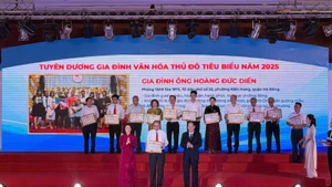 Hà Nội luôn chú trọng tuyên dương những tấm gương trong xây dựng văn hóa gia đình.