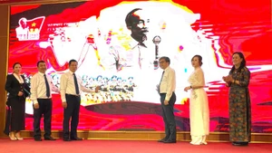Các đại biểu nhấn nút ra mắt nền tảng số “A80 - Tự hào Việt Nam”.