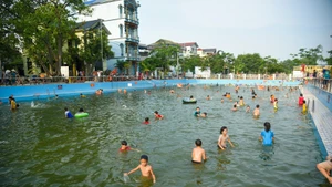 Trẻ em thôn Hưng Giáo (xã Tam Hưng, huyện Thanh Oai, Hà Nội) thỏa sức vui chơi, tập luyện trong ao bơi sinh thái.
