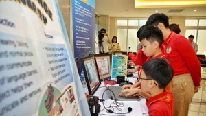 Học sinh quận Hoàn Kiếm học hỏi cách sử dụng các ứng dụng số.