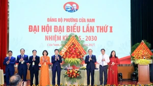 Lãnh đạo Thành ủy, Hội đồng nhân dân, Ủy ban nhân dân thành phố Hà Nội chúc mừng Đại hội đại biểu Đảng bộ phường Cửa Nam.