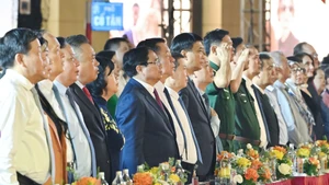 Thủ tướng Phạm Minh Chính và các đại biểu dự chương trình đã cùng hát vang bài Tiến Quân ca. (Ảnh: Thủy Nguyên)