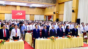 Các đại biểu thực hiện nghi lễ chào cờ trước khi bắt đầu Đại hội.