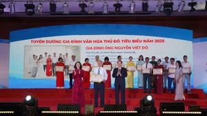 Thành phố Hà Nội tôn vinh những gia đình giữ được nét đẹp văn hóa gia đình truyền thống và có nhiều đóng góp cho xã hội. 