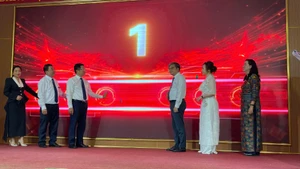 Đại diện lãnh đạo thành phố Hà Nội và các đơn vị liên quan khai trương nền tảng số "A80-Tự hào Việt Nam".