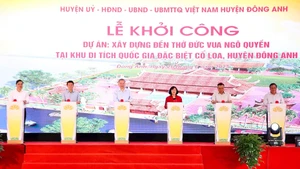 Tổng Bí thư Tô Lâm cùng các đại biểu ấn nút khởi công xây dựng đền thờ Đức vua Ngô Quyền. (Ảnh: Viết Thành)