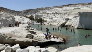 Bãi biển Sarakiniko trên đảo du lịch Milos, Hy Lạp. (Ảnh: Greeka)