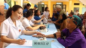 Bác sĩ, nhân viên y tế đang khám sức khỏe cho người cao tuổi xã Đa Phúc (Hà Nội).