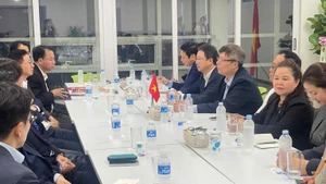 Chủ tịch Ủy ban Trung ương Mặt trận Tổ quốc Việt Nam Đỗ Văn Chiến làm việc với Hiệp hội Doanh nhân và Đầu tư Việt Nam-Hàn Quốc. (Ảnh: VKBIA)