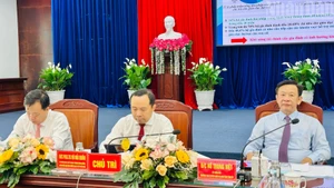 Các đồng chí lãnh đạo chủ trì Hội thảo. (Ảnh: TRỌNG DUY)