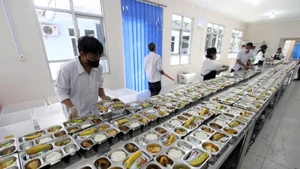 Công nhân chuẩn bị bữa sáng trước khi phân phát tới các trường học ở Surakarta, Trung Java, Indonesia, ngày 6/1. (Ảnh: THX)