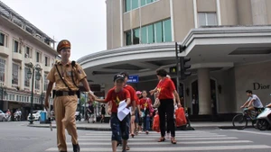 Lãnh đạo thành phố Hà Nội yêu cầu các lực lượng chức năng và người dân Thủ đô phát huy truyền thống văn minh, thanh lịch, giúp đỡ người dân và du khách từ các địa phương khác về Hà Nội trong dịp Đại lễ kỷ niệm 80 năm Quốc khánh. (Ảnh: LAM THANH)