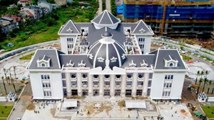 Công trình Nhà Văn hóa nghệ thuật tỉnh Phú Thọ có diện tích 18.000m2 với hơn 1.000 chỗ ngồi, được đầu tư hơn 420 tỷ đồng đang được gấp rút hoàn thành để khánh thành vào ngày 19/8.