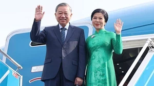 Tổng Bí thư Tô Lâm và Phu nhân rời Thủ đô Hà Nội, lên đường thăm cấp Nhà nước Đại Hàn Dân Quốc. (Ảnh: TTXVN) 