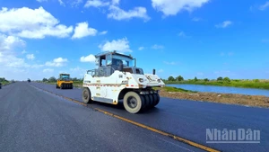 Cao tốc Cần Thơ-Cà Mau giai đoạn về đích vào những ngày giữa tháng 12/2025.