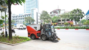 Công tác vệ sinh môi trường đang được thành phố Hà Nội quan tâm để tạo cảnh quan xanh, sạch, đẹp.