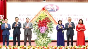 Bí thư Thành ủy Hà Nội Bùi Thị Minh Hoài tặng hoa Đại hội.