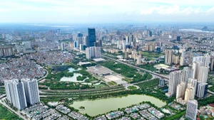 Nhờ thực hiện tốt quy chế dân chủ ở cơ sở, các nhiệm vụ phát triển kinh tế-xã hội tại Hà Nội đều đạt hiệu quả cao. Trong ảnh: Diện mạo Hà Nội ngày càng khang trang, hiện đại. (Ảnh: Quang Thái)
