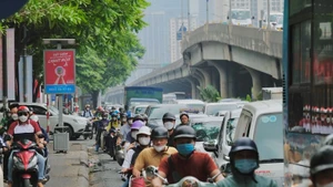 Hà Nội đang lấy ý kiến để hỗ trợ người dân chuyển đổi xe máy chạy xăng sang phương tiện xanh.