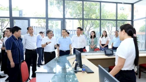 Lãnh đạo Ủy ban nhân dân thành phố khảo sát, kiểm tra việc vận hành chính quyền địa phương hai cấp tại trụ sở phường Tây Hồ. (Ảnh: Hương Ly)