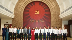 Lãnh đạo thành phố Hà Nội chụp ảnh lưu niệm với đại diện lãnh đạo các cơ quan báo chí Trung ương và Hà Nội. (Ảnh: Duy Linh)