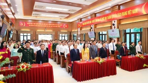 Các đại biểu thực hiện nghi thức chào cờ.
