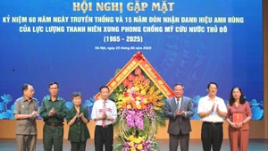 Lãnh đạo Thành ủy Hà Nội tặng hoa chúc mừng Ban liên lạc thanh niên xung phong chống Mỹ cứu nước Thủ đô Hà Nội.