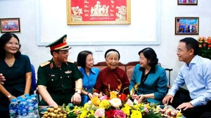 Đồng chí Bùi Thị Minh Hoài trò chuyện, chúc sức khỏe Mẹ Việt Nam anh hùng Công Thị Mùi.