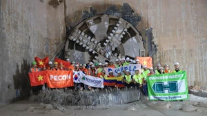 Các nhà thầu phấn khởi chào đón TBM Thần tốc về đến ga ngầm S11-Văn Miếu.