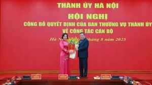 Phó Bí thư Thường trực Thành ủy Hà Nội Nguyễn Văn Phong trao quyết định cho bà Bùi Huyền Mai.