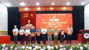 Lãnh đạo phường Việt Hưng trao sổ tiết kiệm cho người có công, đại diện gia đình chính sách trên địa bàn.