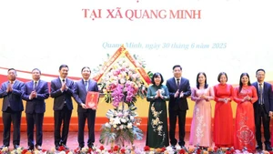 Đồng chí Bùi Thị Minh Hoài chúc mừng Ban Chấp hành Đảng bộ xã Quang Minh. (Ảnh: SƠN TÙNG).
