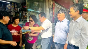 Lãnh đạo phường Văn Miếu-Quốc Tử Giám trực tiếp tuyên truyền đến người dân trên địa bàn thực hiện văn minh đô thị, vệ sinh môi trường và phòng cháy chữa cháy.