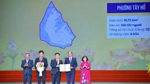 Lãnh đạo Thành ủy Hà Nội trao quyết định cho các Bí thư, Chủ tịch Ủy ban nhân dân xã, phường.