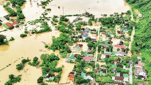 Thành phố Hà Nội hỗ trợ tỉnh Nghệ An 5 tỷ đồng để khắc phục hậu quả mưa lũ. (Ảnh: TRUNG HIẾU-ĐÌNH PHƯỢNG)