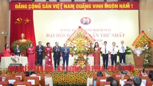 Lãnh đạo thành phố Hà Nội chúc mừng Đại hội.