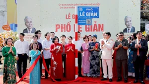 Các đồng chí lãnh đạo Trung ương và Hà Nội thực hiện nghi thức gắn biển tên phố Lê Giản.