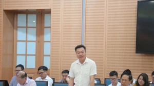 Lãnh đạo Sở Xây dựng Hà Nội thông tin tại cuộc làm việc.