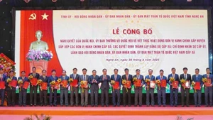 Đồng chí Nguyễn Đức Trung, Bí thư Tỉnh uỷ và đồng chí Lê Hồng Vinh, Chủ tịch Ủy ban nhân dân tỉnh trao Quyết định cho lãnh đạo các xã, phường của tỉnh Nghệ An.