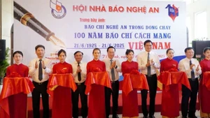 Các đại biểu thực hiện nghi thức cắt băng khai mạc trưng bày ảnh.