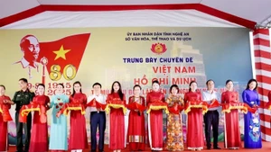 Các đại biểu cắt băng khai mạc trưng bày chuyên đề.