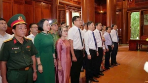 Đoàn đại biểu tưởng niệm Chủ tịch Hồ Chí Minh tại Khu di tích quốc gia đặc biệt Kim Liên.