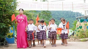 Các em học sinh Trường phổ thông dân tộc bán trú tiểu học Mỹ Lý 2 háo hức ngày tựu trường.