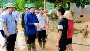 Phó Thủ tướng Chính phủ Mai Văn Chính thăm hỏi, động viên những gia đình bị ngập sâu tại xã Con Cuông.
