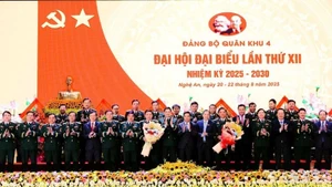 Ban Chấp hành Đảng bộ Quân khu 4 nhiệm kỳ 2025-2030 ra mắt Đại hội và nhận nhiệm vụ.