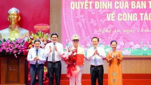 Các đồng chí Thường trực Tỉnh ủy Nghệ An tặng hoa chúc mừng đồng chí Đại tá Đinh Việt Dũng, Bí thư Đảng ủy, Giám đốc Công an tỉnh. 